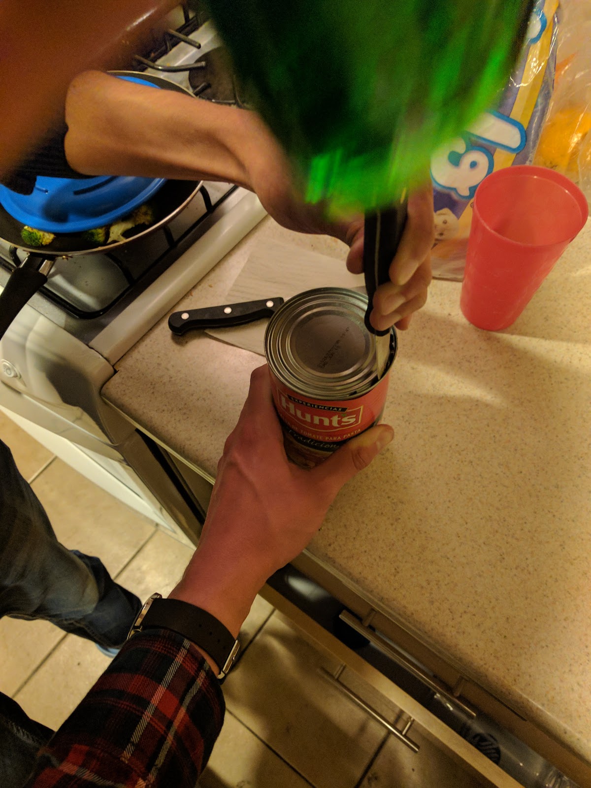 Tomatensaucendose mit Hammer geöffnet
